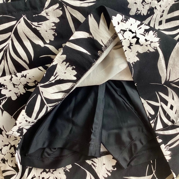 Women's S.C & Co. Black/White Floral tummy Control Pull On Skort/Skirt  S 17” - Picture 9 of 12